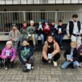 Grupa dzieci pozuje do zdjęcia grupowego.