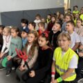 Na zdjęciu widoczni są uczniowie. Niektórzy z nich przebrani są w kostiumy sceniczne.