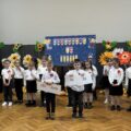 Zdjęcie przedstawia dwójkę uczniów podczas wykonywania jednego z zadań polegającego na ułożeniu z sylab wyrazu.