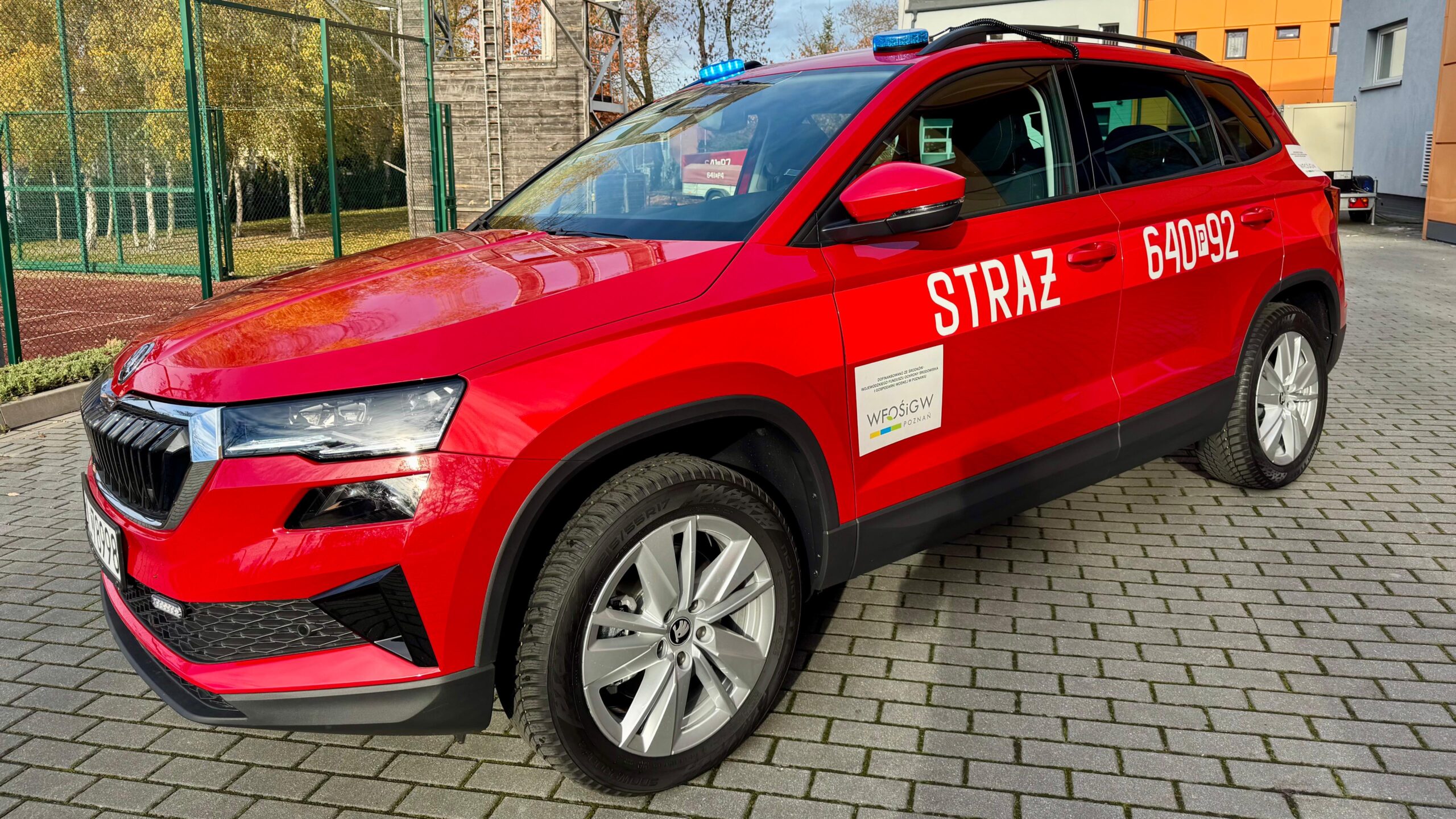 Na zdjęciu nowy lekki samochód operacyjny marki Skoda Karoq Edition koloru czerwonego.