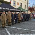 Na zdjęciu widoczni żołnierze oraz inne osoby podczas uroczystości.