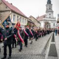Na zdjęciu widoczne poczty sztandarowe podczas przemarszu.