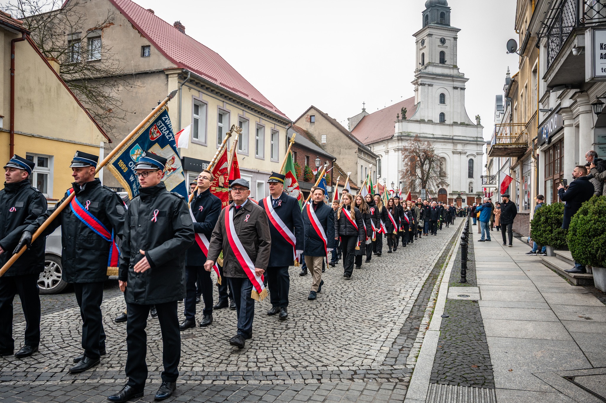 Na zdjęciu widoczne poczty sztandarowe podczas przemarszu.