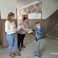 Na zdjęciu widoczna pani dyrektor, która wręcza dyplom uczniowi.