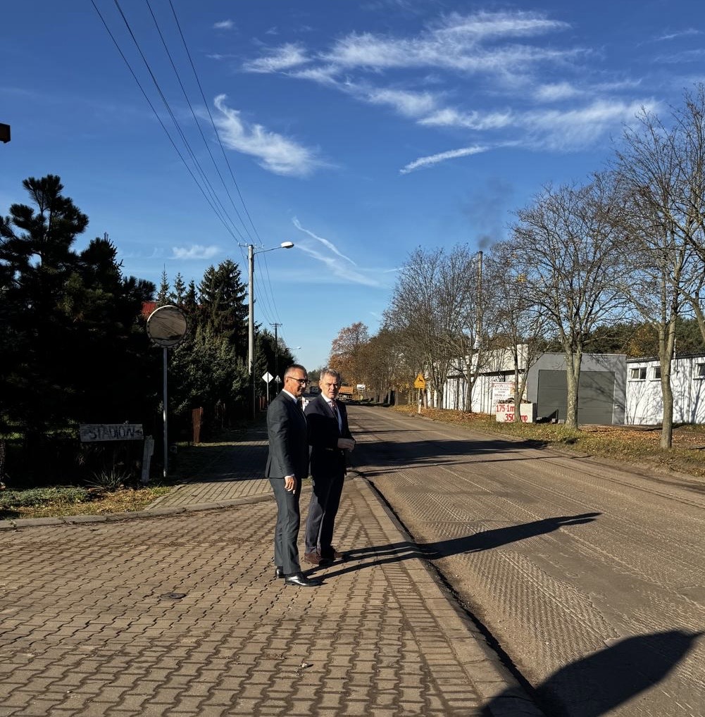 Na fotografii Wójt Gminy Przemęt Janusz Frąckowiak wraz z Dyrektorem Wielkopolskiego Zarządu Dróg Wojewódzkich w Poznaniu Pawłem Katarzyńskim podczas rozmowy.
