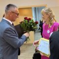 Na zdjęciu widoczny wójt, który wręcza bukiet kwiatów przewodniczącej KGW.