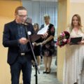 Na zdjęciu widoczny radny gminy Szymon Wojciechowski podczas odczytywania życzeń.