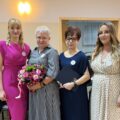 Wspólne zdjęcie, na którym znajdują się sołtys Siekówka Paulina Antczak wraz z przewodniczącą KGW i dwiema członkiniami KGW. Jedna z członkiń pozuje z bukietem kwiatów.