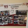Na zdjęciu widoczny baner o tytule 65 lat KGW w Siekówku 1960-2025 r.. Pod tytułem znajdują się zdjęcia z różnych wydarzeń, w których brały udział członkinie KGW Siekówko.
