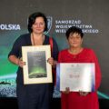 Na zdjęciu sołtys Kaszczoru wraz z członkinią rady sołeckiej. Pozują z nagrodą
