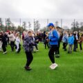 Zdjęcie przedstawia rozgrzewkę przeprowadzaną dla uczniów szkoły przez osoby z programu "Aktywna Szkoła".