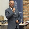 Na fotografii wójt gminy podczas przemowy.