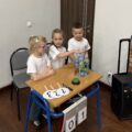 Na zdjęciu przedszkolaki z Moch przy swoim stanowisku.