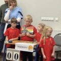 Na zdjęciu przedszkolaki z Radomierza przy swoim stanowisku wykonują jedną z konkurencji.