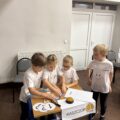Na zdjęciu przedszkolaki z Kaszczoru przy swoim stanowisku wykonują jedną z konkurencji, która polega na ułożeniu z elementów herbu gminy Przemęt.