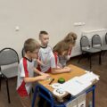 Na zdjęciu przedszkolaki z Nowej Wsi przy swoim stanowisku wykonują jedną z konkurencji.