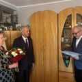 Na zdjęciu kierownik USC, który odczytuje życzenia z listu gratulacyjnego dla jubilatów.