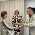 Na zdjęciu wójt wręcza róże pracownicom GOPS-u.