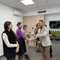 Na zdjęciu wójt wręcza róże pracownicom GOPS-u.