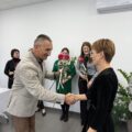 Na zdjęciu wójt wręcza róże dyrektor Barbarze Ścigale.