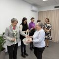 Na zdjęciu widoczna seniorka z Dziennego Domu Pomocy w Błotnicy, która wręcza kartki z życzeniami pracownicom GOPS-u.
