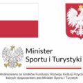 Na grafice znajdują się symbole i logotypy związane z rządem Polski oraz Ministerstwem Sportu i Turystyki. W lewym górnym rogu widoczna jest flaga Polski, po prawej stronie znajduje się herb Polski. Na dole grafiki znajduje się logo Ministerstwa Sportu i Turystyki. Pod nim zamieszczony jest tekst informujący, że środki na dany projekt zostały dofinansowane z Funduszu Rozwoju Kultury Fizycznej, którym zarządza Minister Sportu i Turystyki.