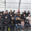 Na fotografii mieszkańcy Bucza i okolic, którzy przybyli na wydarzenie. Wszyscy siedzą na trybunach.