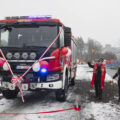 Zdjęcie przedstawia moment poświęcenia nowego samochodu przez księdza.