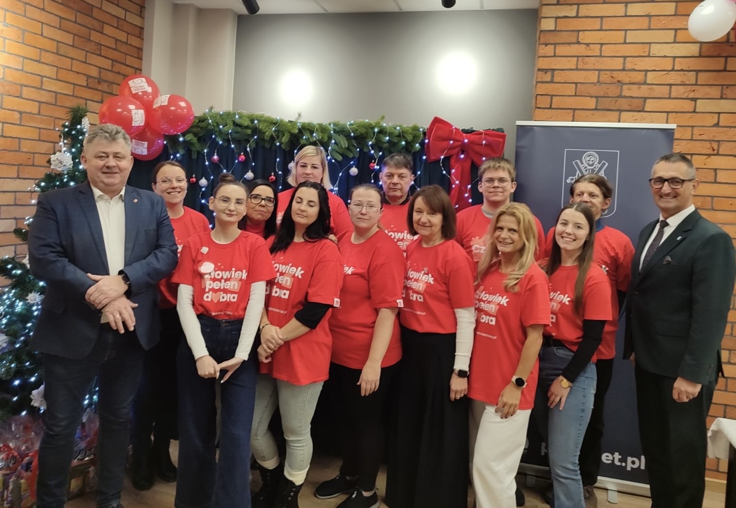 Grupowe zdjęcie, na którym znajdują się wolontariusze, wójt gminy Przemęt i starosta powiatu wolsztyńskiego.