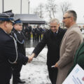 Na zdęciu pan Wiesław Szczepański składa gratulacje prezesowi OSP. Na fotografii także wójt gminy Przemęt i przewodnicząca rady gminy.