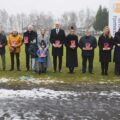Zdjęcie przedstawia osoby, które pozują ze statuetkami.