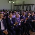 Na zdjęciu widoczne osoby siedzące na widowni. Wśród nich m.in. wójt Janusz Frąckowiak, zastępca wójta Waldemar Kalitka, wicemarszałek Krzysztof Grabowski, europoseł Krzysztof Hetman i radny sejmiku województwa wielkopolskiego Henryk Szymański.