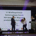 Zdjęcie przestawia moment wręczenia bukietu kwiatów wicemarszałkowi od pani z KGW.