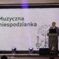 Na zdjęciu radny sejmiku województwa wielkopolskiego Henryk Szymański podczas przemowy na scenie.