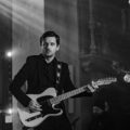 Na zdjęciu gitarzysta podczas występu.