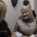 Na fotografii widoczna piosenkarka, która rozdaje ludziom autografy.