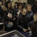 Na fotografii widoczna piosenkarka, która rozdaje ludziom autografy.
