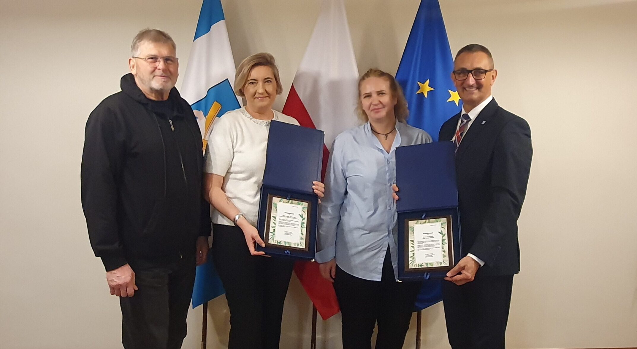 Na zdjęciu wójt, pani kierownik wydziału RS oraz dwoje mieszkańców. Wójt oraz kierownik pozują z grawertonami z podziękowaniami.