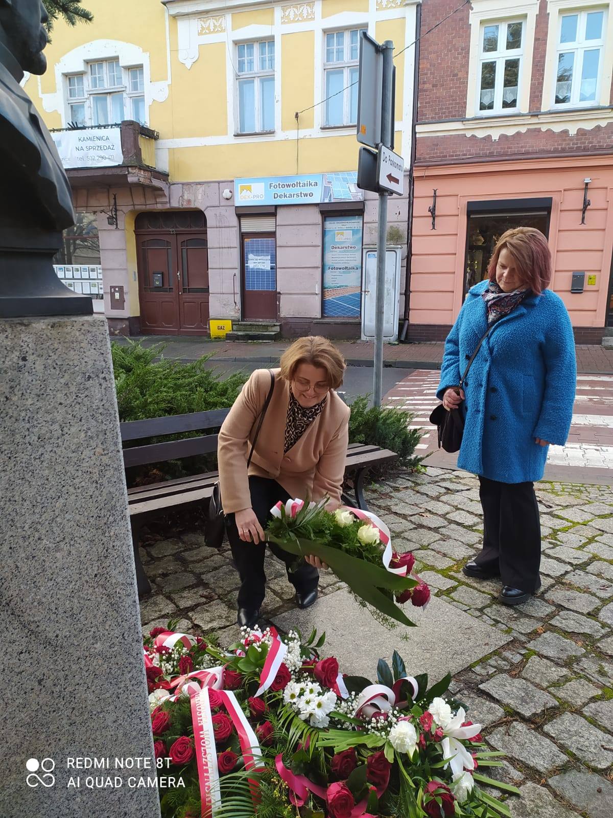 Na zdjęciu radne z gminy Przemęt składają wiązankę pod pomnikiem Roberta Kocha.