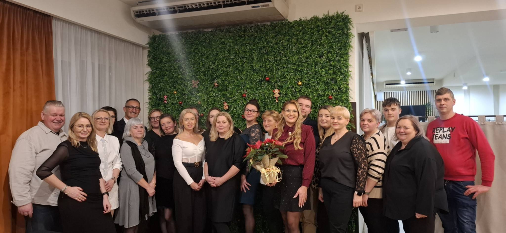 Grupowe zdjęcie osób uczestniczących w spotkaniu.