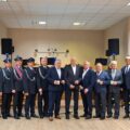 Grupowe zdjęcie, na którym znajdują się druhowie oraz zaproszeni goście.