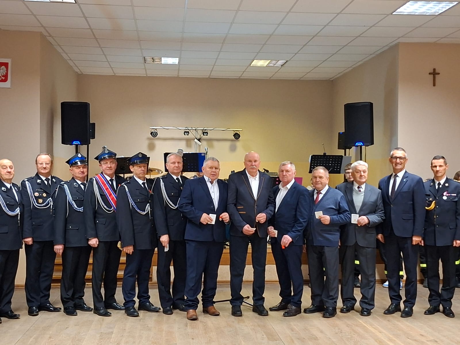 Grupowe zdjęcie, na którym znajdują się druhowie oraz zaproszeni goście.