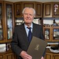 Na zdjęciu jubilat, który pozuje z listem gratulacyjnym.
