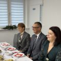 Na zdjęciu wójt, przewodnicząca rady gminy i dyrektor GOPS. Wszyscy siedzą przy wigilijnym stole.