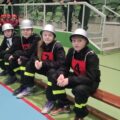 Na fotografii widoczni zawodnicy siedzący na ławce.