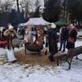 Na zdjęciu widoczne osoby uczestniczące w wydarzeniu. Niektóre z nich przebrane są w stroje.