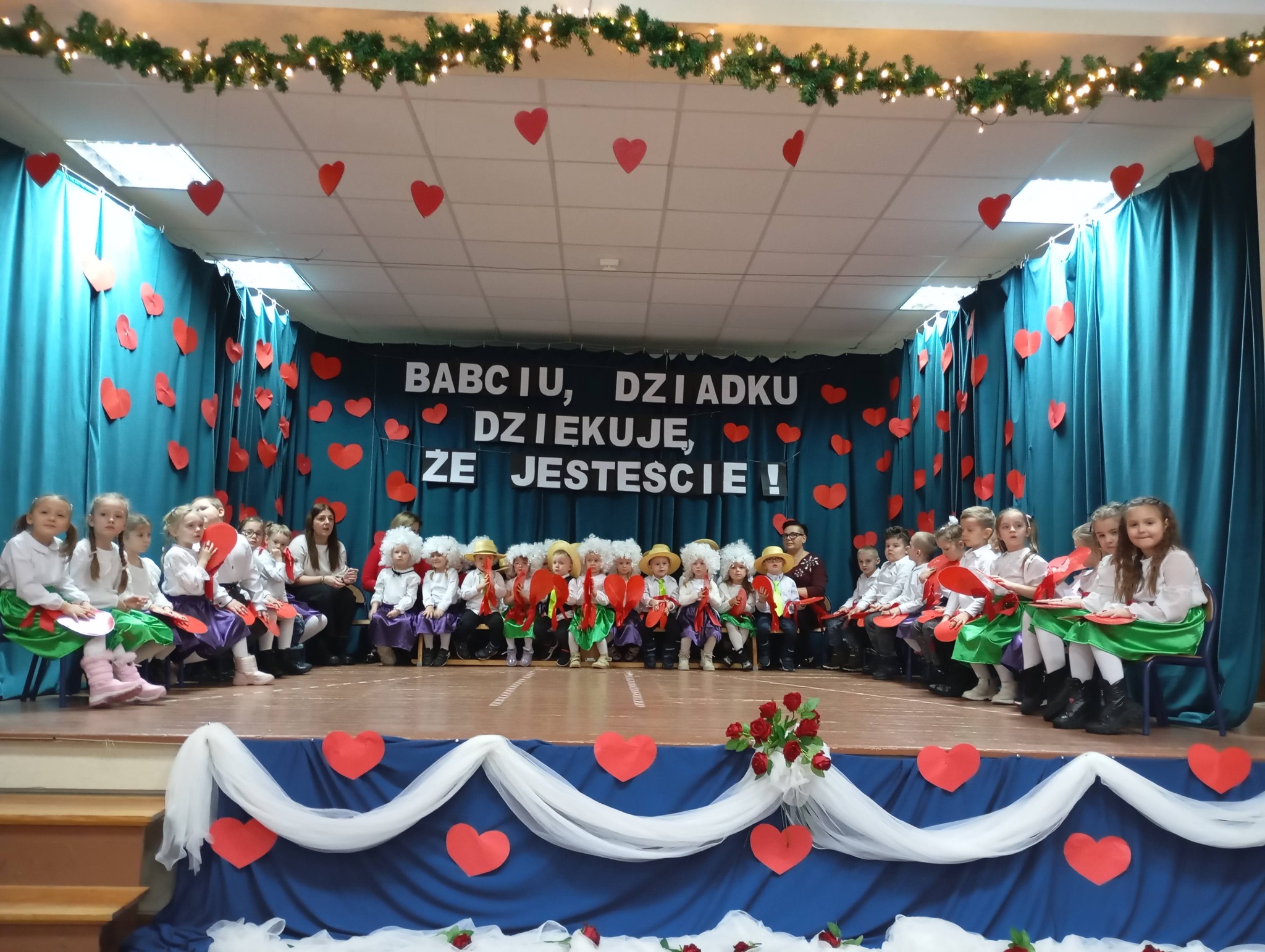 Na zdjęciu dzieci, które występują na scenie.