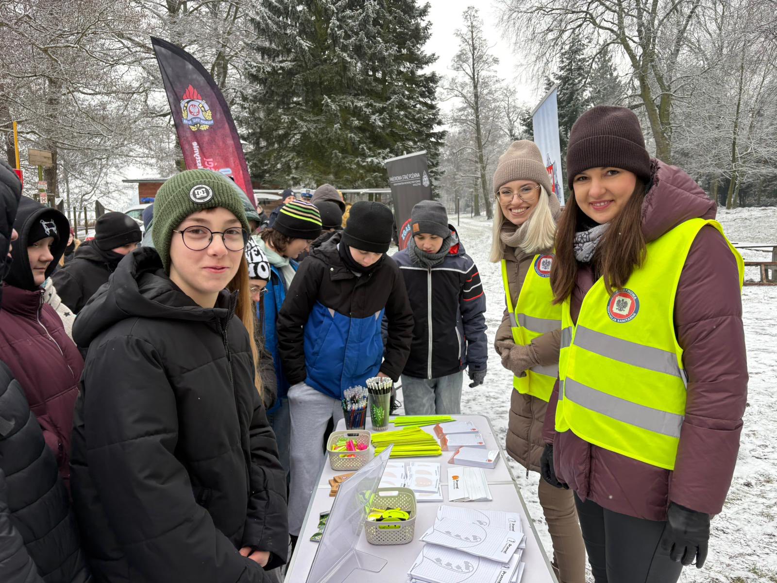 Na fotografii widoczni uczniowie oraz panie z Powiatowej Stacji Sanitarno-Epidemiologicznej.