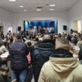 Fotografia przedstawia salę wypełnioną mieszkańcami podczas finału WOŚP. Na scenie występują dzieci, a publiczność uważnie obserwuje program artystyczny.