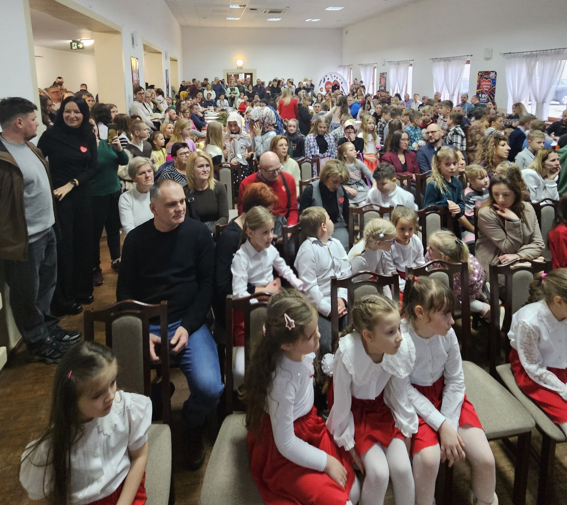 Na fotografii widoczne osoby siedzące na widowni.
